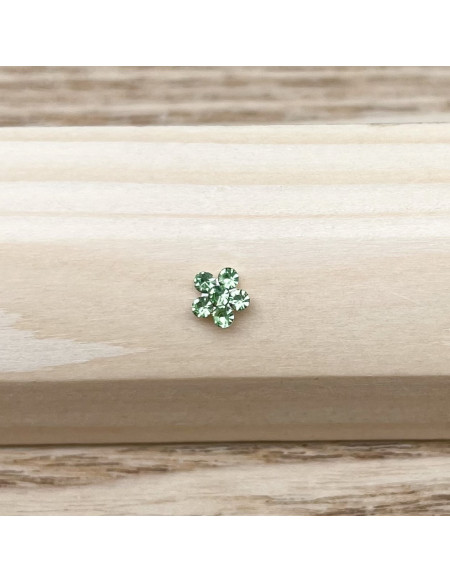 Piercing nez barbell droite brillant fleur verte